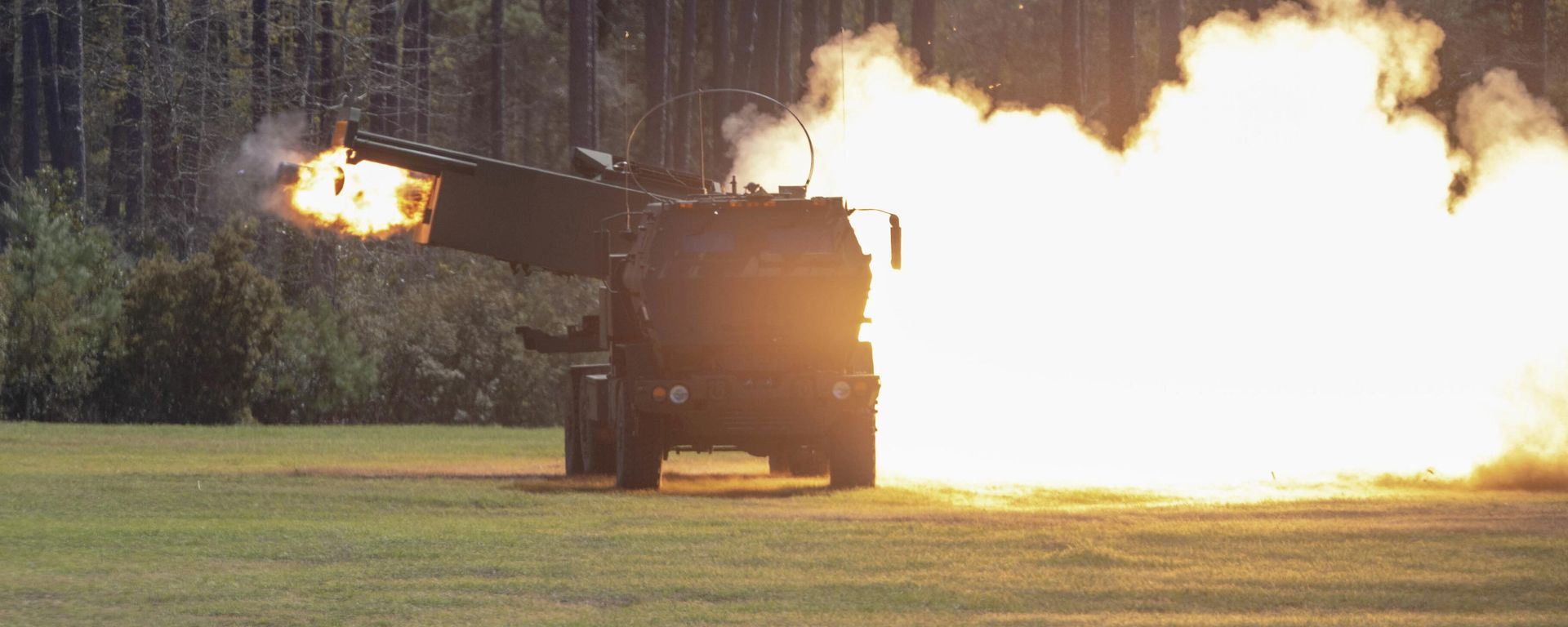 U.S. Marines with 10th Marine Regiment, 2d Marine Division, fire a reduced range practice rocket from a M142 High Mobility Artillery Rocket System during Exercise Rolling Thunder 22-2 on Camp Lejeune, North Carolina, April. 4, 2022. - Sputnik International, 1920, 18.08.2022