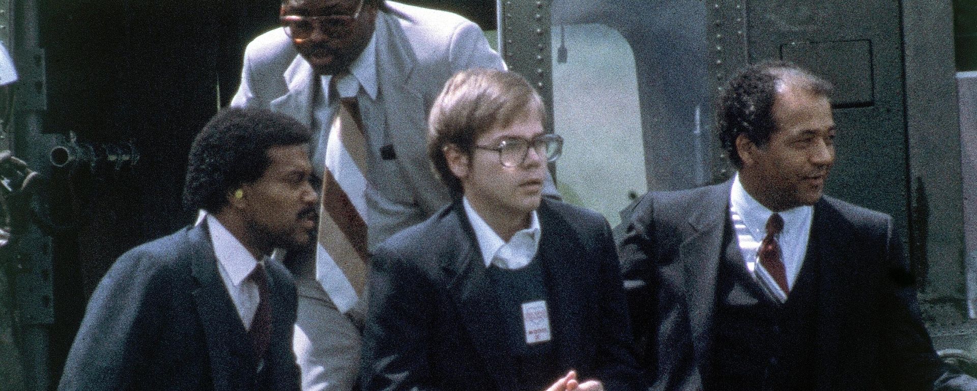 U.S. Marshalls escort John Hinckley Jr. as he returns to a marine base via helicopter in Quantico, Va., Aug. 8, 1981 - Sputnik International, 1920, 02.06.2022
