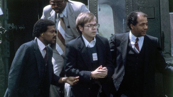 U.S. Marshalls escort John Hinckley Jr. as he returns to a marine base via helicopter in Quantico, Va., Aug. 8, 1981 - Sputnik International