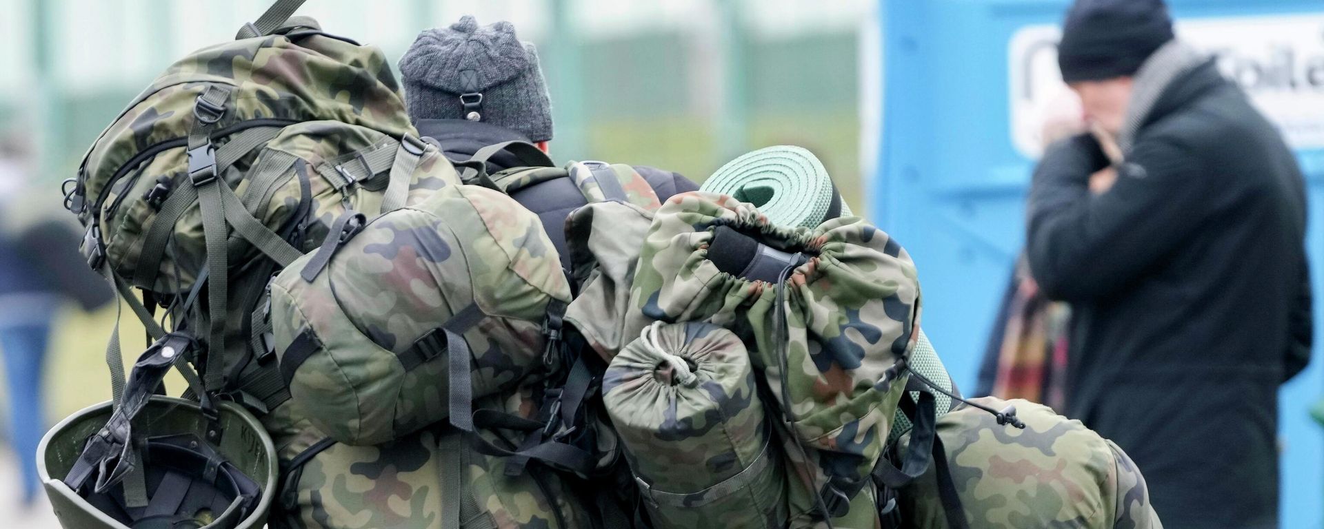 FILE - A man carries combat gear as he leaves Poland to fight in Ukraine, at the border crossing in Medyka, Poland, Wednesday, March 2, 2022 - Sputnik International, 1920, 02.06.2022