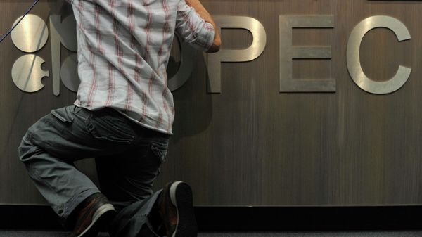 A journalist is seen on his knees in front of the logo of the Organization of the Petroleum Exporting Countries (OPEC) before a press conference after the OPEC meeting in Vienna, Austria, Wednesday, June 8, 2011 - Sputnik International