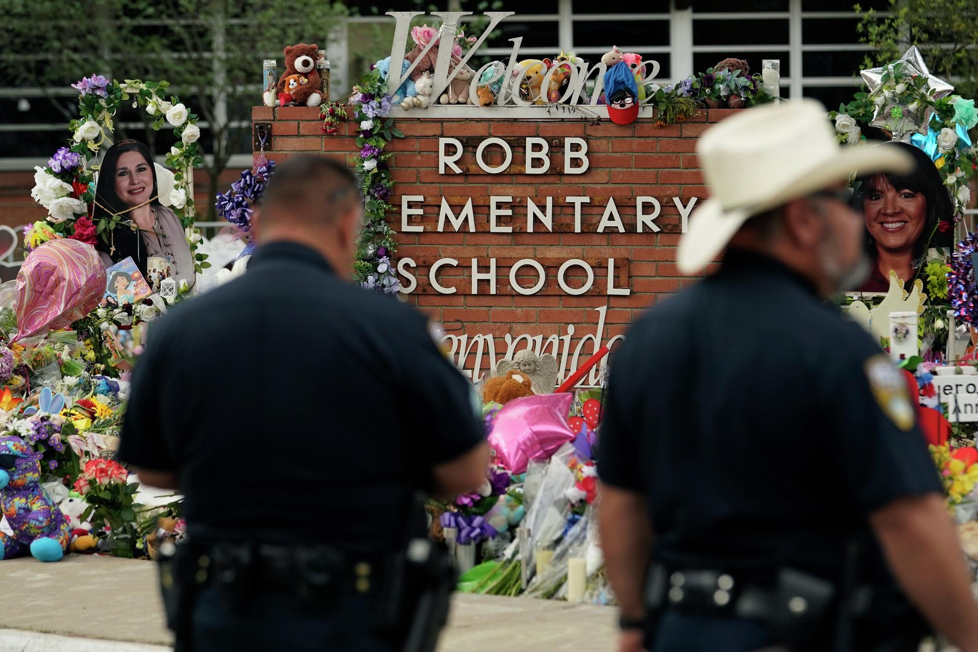 Members of the Pharr, Texas, police department visit a memorial at Robb Elementary School to honor the victims killed in last week's school shooting, Thursday, June 2, 2022, in Uvalde, Texas. Members of the Pharr, Texas, police department visit a memorial at Robb Elementary School to honor the victims killed in last week's school shooting, Thursday, June 2, 2022, in Uvalde, Texas. - Sputnik International, 1920, 27.12.2022