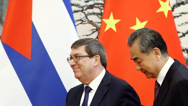 Chinese Foreign Minister Wang Yi (R) and Cuban Foreign Minister Bruno Rodriguez leave after a news conference at Diaoyutai state guesthouse in Beijing on May 29, 2019. - Sputnik International