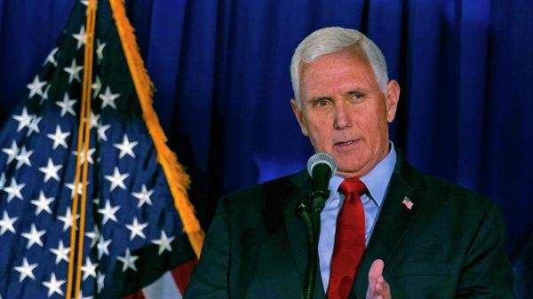 Former Vice President Mike Pence gestures during his address at a luncheon, Thursday, May 26, 2022, in Bedford, N.H.  - Sputnik International