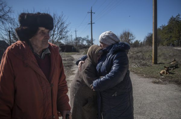 Alexander Polkovnikov and Vera Polkovnikova bid farewell to their daughter Tatiana in the village of Bolotennoye in the Lugansk People's Republic. Tatiana was able to meet her parents for the first time in eight years after Lugansk People's Republic forces established control over the village. - Sputnik International