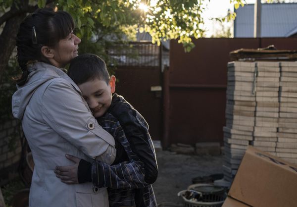 Nikita, the son of Elena and Maksim Goldenko from Mariupol, meets his aunt Elena in the city of Yenakievo in the Donetsk People's Republic. - Sputnik International