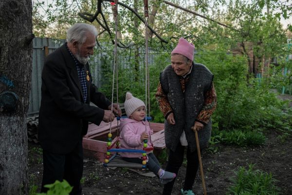 Andrei Andreevich Vorontsov and his wife Nadezhda Iosipovna play with their great-granddaughter Lilia in Donetsk. Andrei Vorontsov hadn't seen his relatives for several years. - Sputnik International