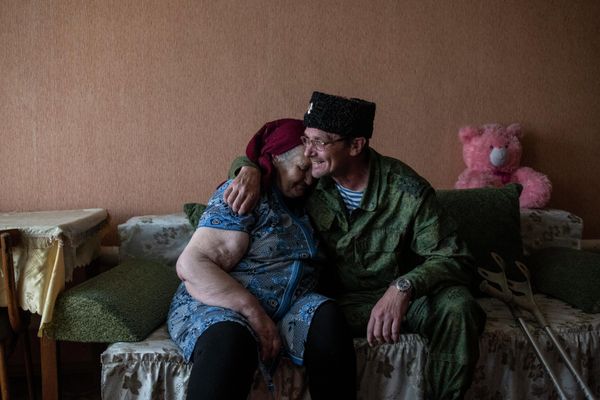 Alexander Ogirin, ataman of Stanitsa Kirovskaya, meets his mother for the first time in eight years, in the liberated village of Muratovo. Alexander sustained an injury during his service in the Lugansk People's Republic's militia. - Sputnik International