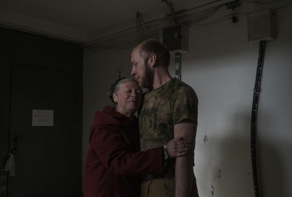 Pavel Chuprina, a resident of Donetsk who was born in Mariupol, with his mother Irina in a residential building in Mariupol. - Sputnik International