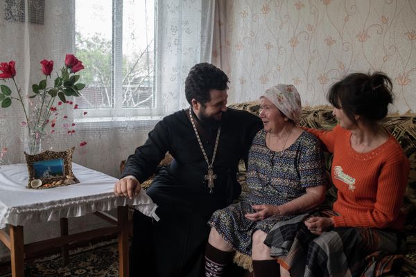 Father Alexei Khrabrov, prior of the St. Nicholas Church in Stanitsa Luganskaya, meets his mother Elena and grandmother Galina, whom he hasn't seen for four years, in the town of Rovenki. - Sputnik International
