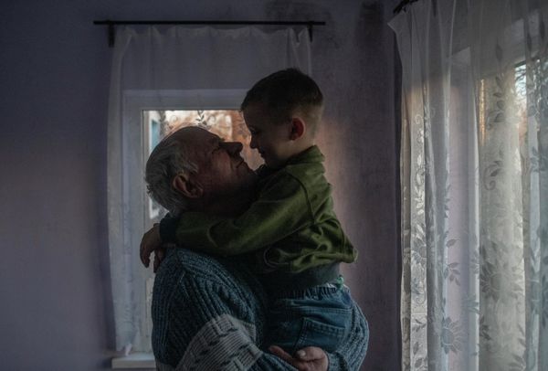 Victor Alexandrovich holds his grandson Samson in Stanitsa Luganskaya in the Lugansk People's Republic. - Sputnik International