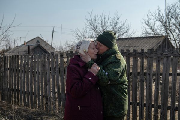 Lydia Petrovna bids farewell to her daughter Irina in the village of Olhovoye in Lugansk People's Republic. - Sputnik International