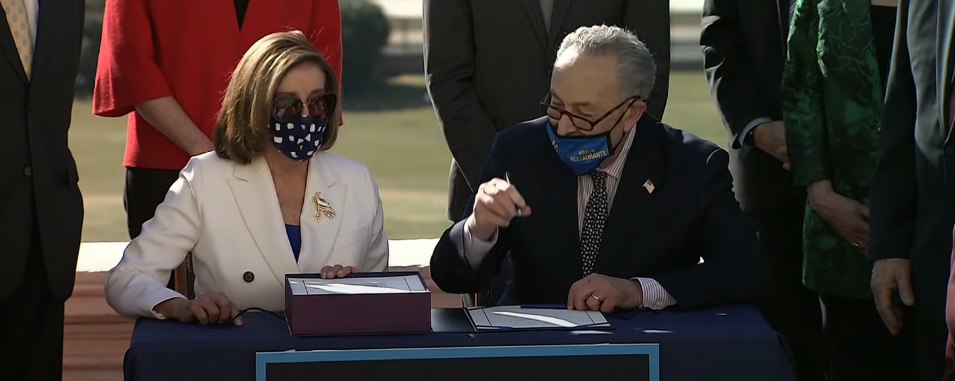 House Majority Leader Nancy Pelosi and Senate Majority Leader Chuck Schumer sign $1.9 trillion American Rescue Plan spending package. 2021. - Sputnik International, 1920, 05.06.2022