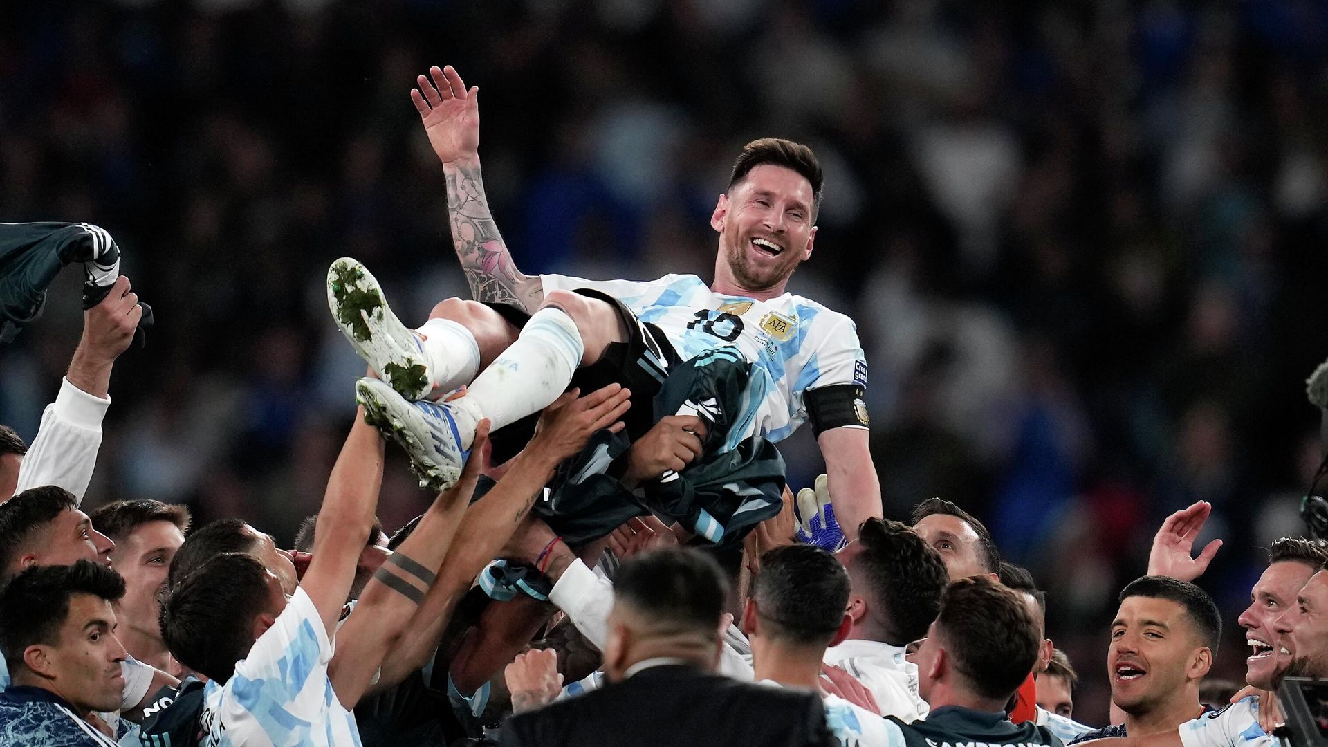 Argentina's players celebrate with Lionel Messi, top, after winning the Finalissima soccer match between Italy and Argentina at Wembley Stadium in London , Wednesday, June 1, 2022 - Sputnik International, 1920, 07.02.2023