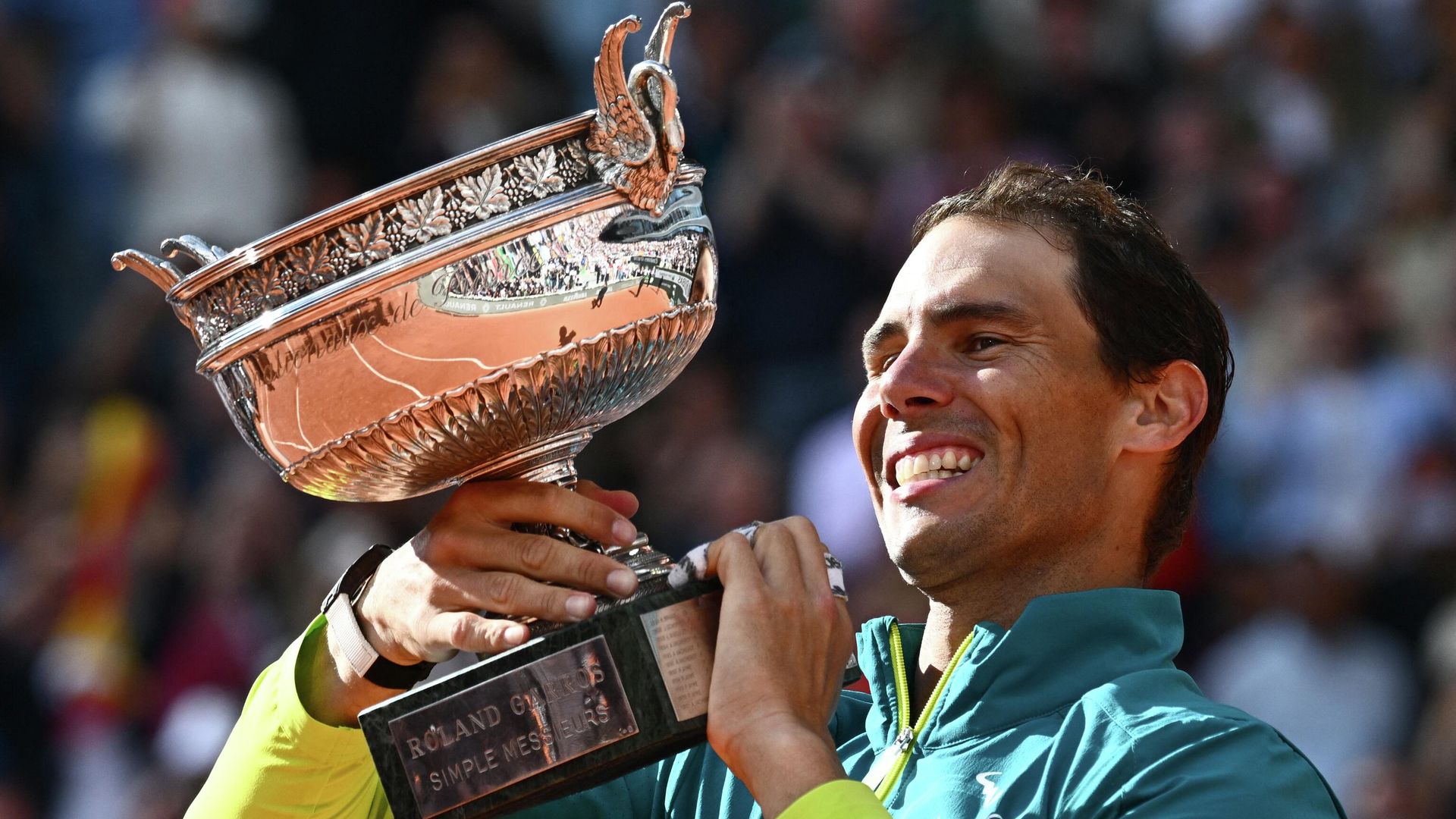 Spain's Rafael Nadal poses with The Musketeers' Cup as he celebrates after victory over Norway's Casper Ruud during their men's singles final match on day fifteen of the Roland-Garros Open tennis tournament at the Court Philippe-Chatrier in Paris on June 5, 2022 - Sputnik International, 1920, 08.06.2022