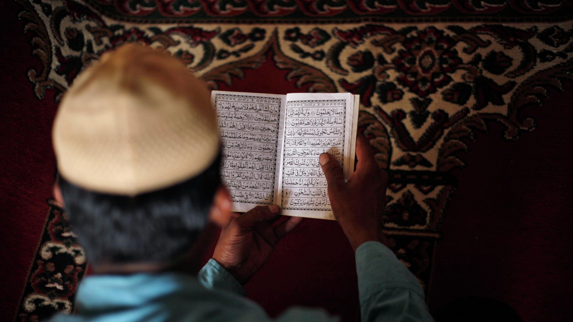 An Indian Muslim man reads the holy Quran at Jami Masjid after Friday prayers in Ahmadabad, India, Friday, June 26, 2015 - Sputnik International, 1920, 30.06.2023