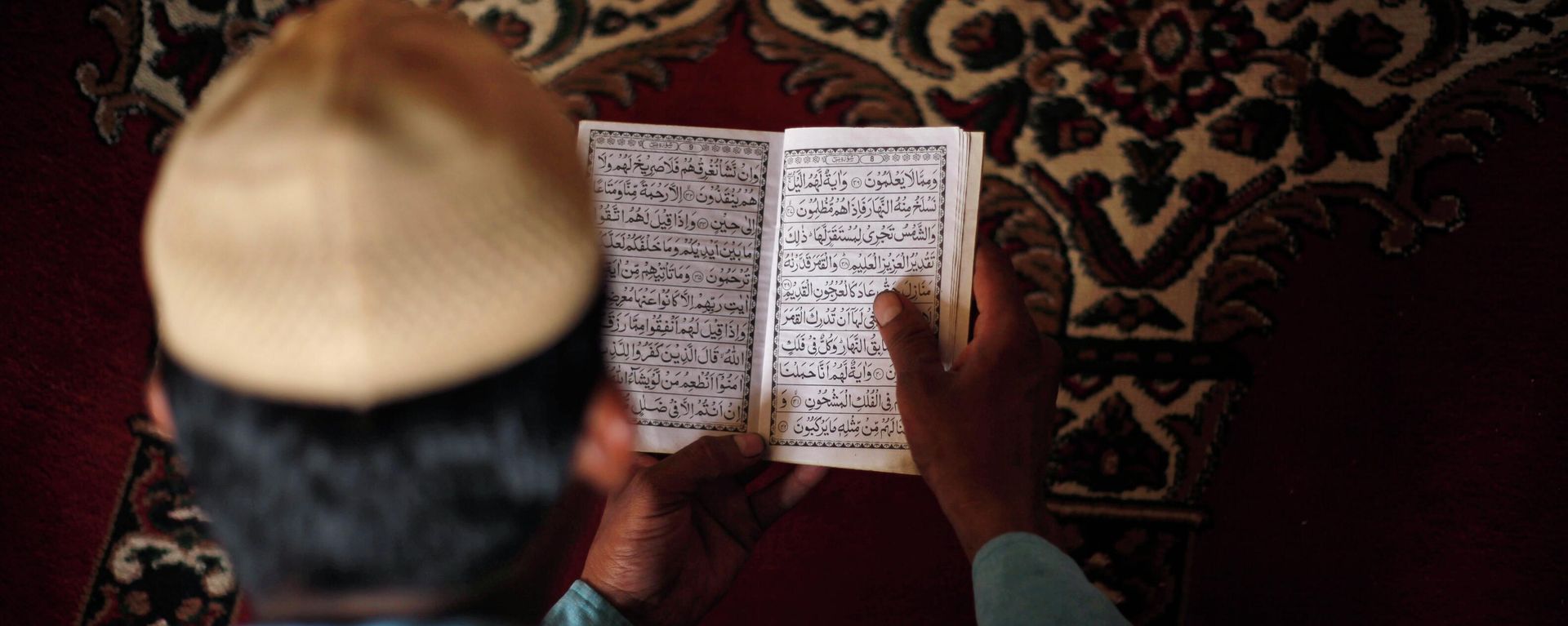 An Indian Muslim man reads the holy Quran at Jami Masjid after Friday prayers in Ahmadabad, India, Friday, June 26, 2015 An Indian Muslim man reads the holy Quran at Jami Masjid after Friday prayers in Ahmadabad, India, Friday, June 26, 2015 - Sputnik International, 1920, 30.06.2023
