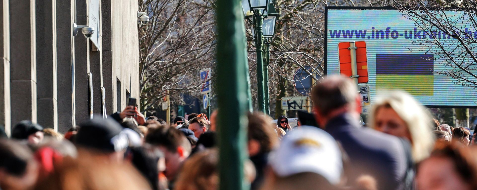 Displaced persons, fleeing Ukraine, wait in a line for registration at the former Jules Bordet Institute in Brussels, Thursday, March 10, 2022 - Sputnik International, 1920, 07.06.2022