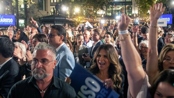 Supporters cheer during a primary-night event for Rick Caruso, a Democratic candidate for Los Angeles mayor, Tuesday, June 7, 2022 - Sputnik International