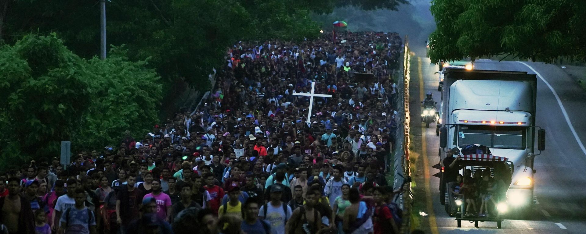 Migrants, many from Central American and Venezuela, walk along the Huehuetan highway in Chiapas state, Mexico, early Tuesday, June 7, 2022 - Sputnik International, 1920, 08.06.2022