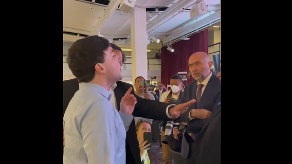 An activist from the Party for Socialism and Liberation (PSL) interrupts OAS Secretary Luis Almagro during a Summit of the Americas forum in Los Angeles, California, on June 7, 2022. - Sputnik International