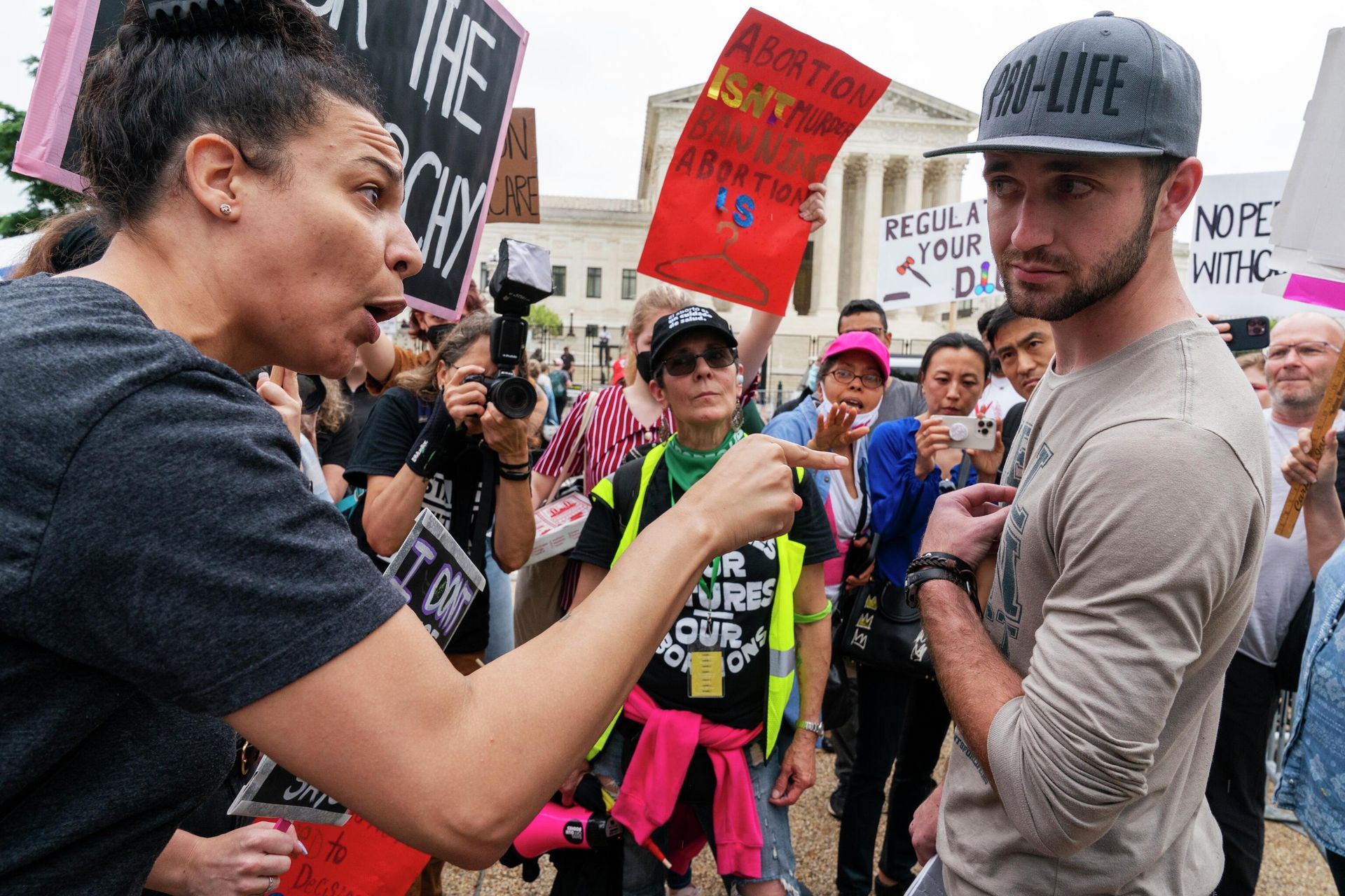 Pro abortion rights demonstrators have a heated discussion with a man who is anti abortion, Saturday, May 14, 2022, outside the Supreme Court in Washington, during protests across the country Pro abortion rights demonstrators have a heated discussion with a man who is anti abortion, Saturday, May 14, 2022, outside the Supreme Court in Washington, during protests across the country - Sputnik International, 1920, 27.12.2022
