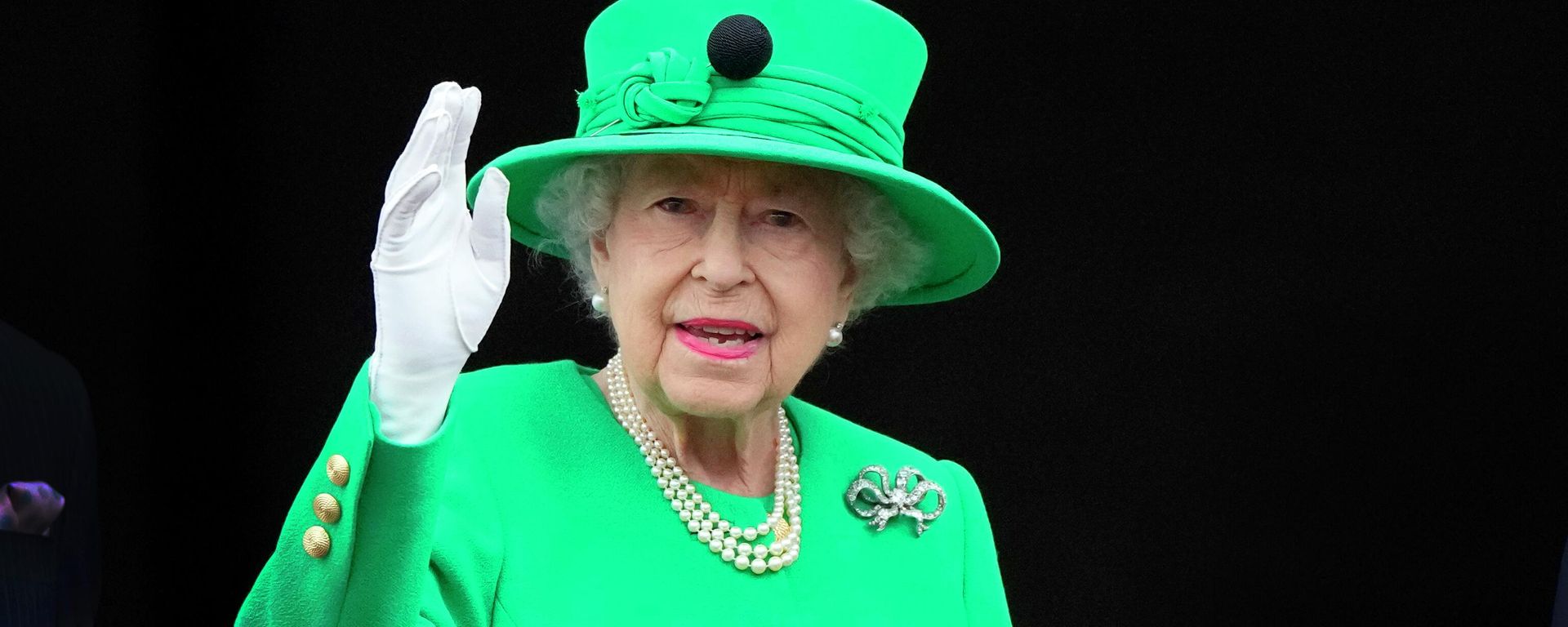Britain's Queen Elizabeth II waves to the crowd during the Platinum Jubilee Pageant at the Buckingham Palace in London, Sunday, June 5, 2022, - Sputnik International, 1920, 26.08.2022