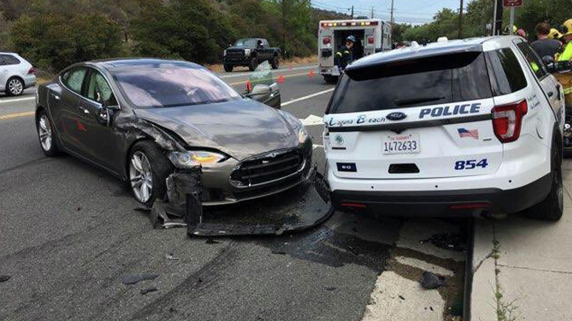 This photo provided by the Laguna Beach Police Department shows a Tesla sedan, left, in autopilot mode that crashed into a parked police cruiser Tuesday, May 29, 2018, in Laguna Beach, Calif. Police Sgt. Jim Cota says the officer was not in the cruiser at the time of the crash and that the Tesla driver suffered minor injuries. This photo provided by the Laguna Beach Police Department shows a Tesla sedan, left, in autopilot mode that crashed into a parked police cruiser Tuesday, May 29, 2018, in Laguna Beach, Calif. Police Sgt. Jim Cota says the officer was not in the cruiser at the time of the crash and that the Tesla driver suffered minor injuries. - Sputnik International, 1920, 10.06.2022