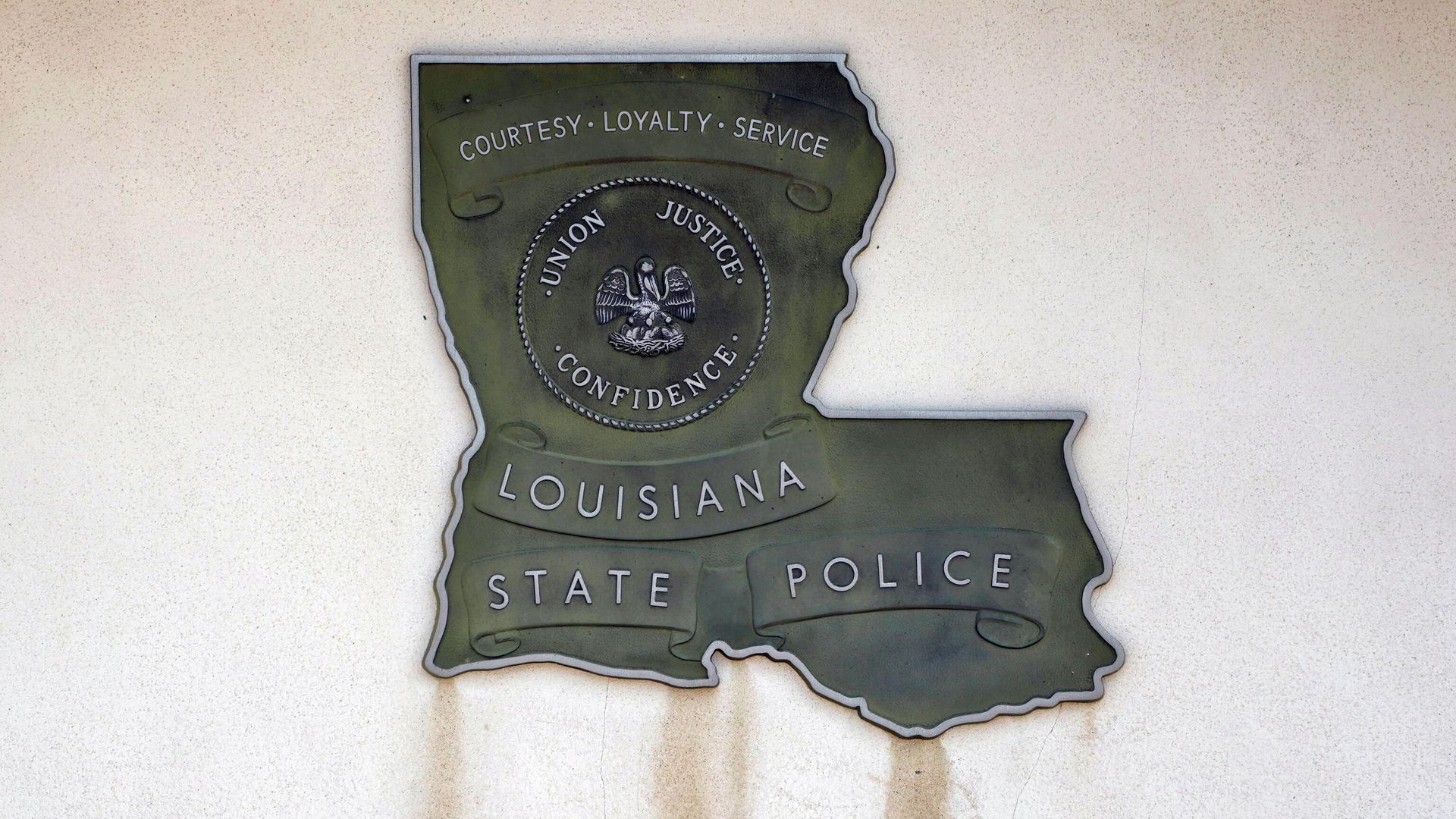 A Louisiana State Police sign is seen outside Louisiana State Police Troop F headquarters in Monroe, La., on Aug. 4, 2021. The U.S. Justice Department is opening a “pattern-or-practice” investigation into the Louisiana State Police amid mounting evidence that the agency has looked the other way in the face of beatings of mostly Black men. Officials familiar with the matter told The Associated Press it will be announced later Thursday, June 9, 2022. A Louisiana State Police sign is seen outside Louisiana State Police Troop F headquarters in Monroe, La., on Aug. 4, 2021. The U.S. Justice Department is opening a “pattern-or-practice” investigation into the Louisiana State Police amid mounting evidence that the agency has looked the other way in the face of beatings of mostly Black men. Officials familiar with the matter told The Associated Press it will be announced later Thursday, June 9, 2022. - Sputnik International, 1920, 10.06.2022