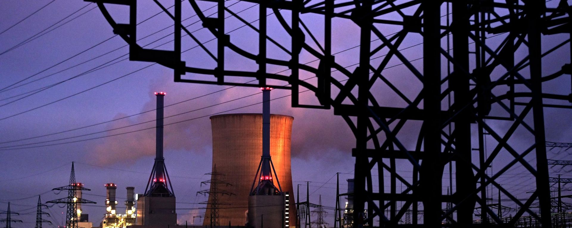 A view taken on January 12, 2022 shows the gas-fired power plant and power pylons in Lingen, western Germany.  - Sputnik International, 1920, 10.06.2022