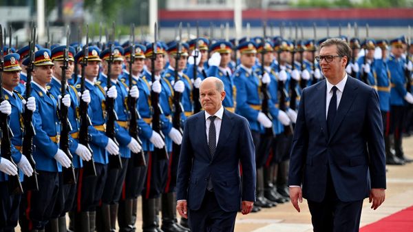 German chancellor Olaf Scholz (C) and Serbian President Aleksandar Vucic inspect a guard of honour during a welcoming ceremony in Belgrade on June 10, 2022, as part of Scholz's two day Balkans tour. German chancellor Olaf Scholz (C) and Serbian President Aleksandar Vucic inspect a guard of honour during a welcoming ceremony in Belgrade on June 10, 2022, as part of Scholz's two day Balkans tour. - Sputnik International
