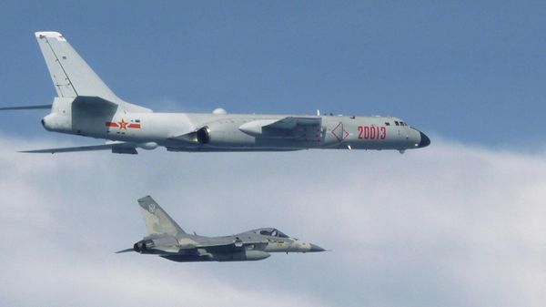 This handout photo received on July 22, 2017 and taken by Taiwan's Defence Ministry on July 20, 2017 shows a Taiwanese jet fighter (bottom) intercepting an H-6 bomber (top) from China over the East China Sea near Taiwan. - Sputnik International