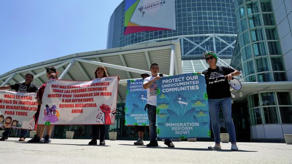 Protesters hold signs prior to the Summit of the Americas, Monday, June 6, 2022, in Los Angeles. - Sputnik International