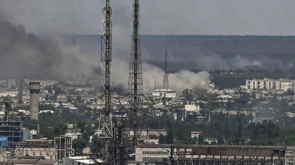 Black smoke and dirt rise from the nearby city of Severodonetsk during battle between Russian and Ukrainian troops in Donbass on 9 June, 2022. - Sputnik International