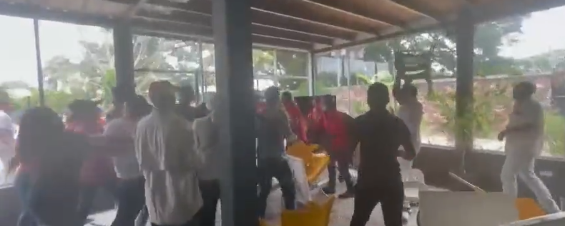 Venezuelan opposition figure Juan Guaido was forced out of a restaurant in San Carlos, Venezuela, on Saturday after a crowd of demonstrators descended on the scene. - Sputnik International, 1920, 12.06.2022