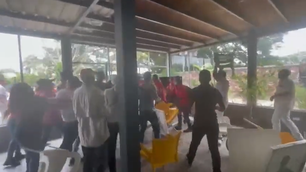 Venezuelan opposition figure Juan Guaido was forced out of a restaurant in San Carlos, Venezuela, on Saturday after a crowd of demonstrators descended on the scene. - Sputnik International