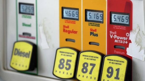 Prices per gallon are displayed over labels of various grades of gasoline at a Shell station Thursday, June 9, 2022, in Littleton, Colo. - Sputnik International