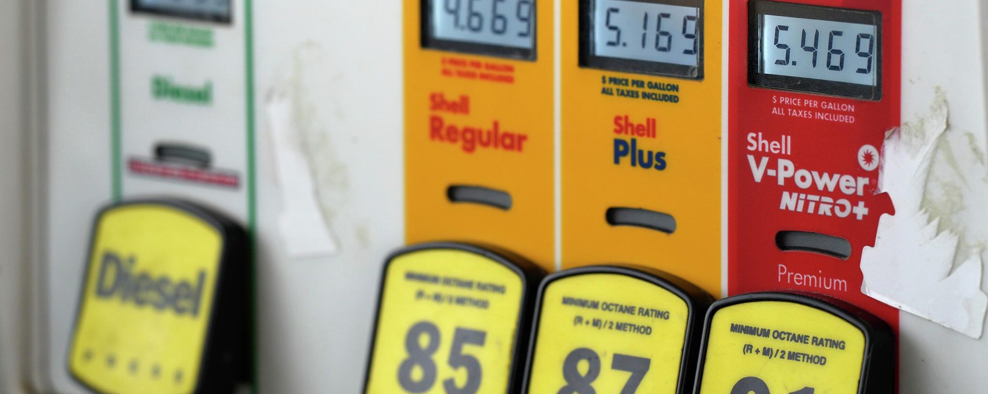 Prices per gallon are displayed over labels of various grades of gasoline at a Shell station Thursday, June 9, 2022, in Littleton, Colo. - Sputnik International, 1920, 28.06.2022