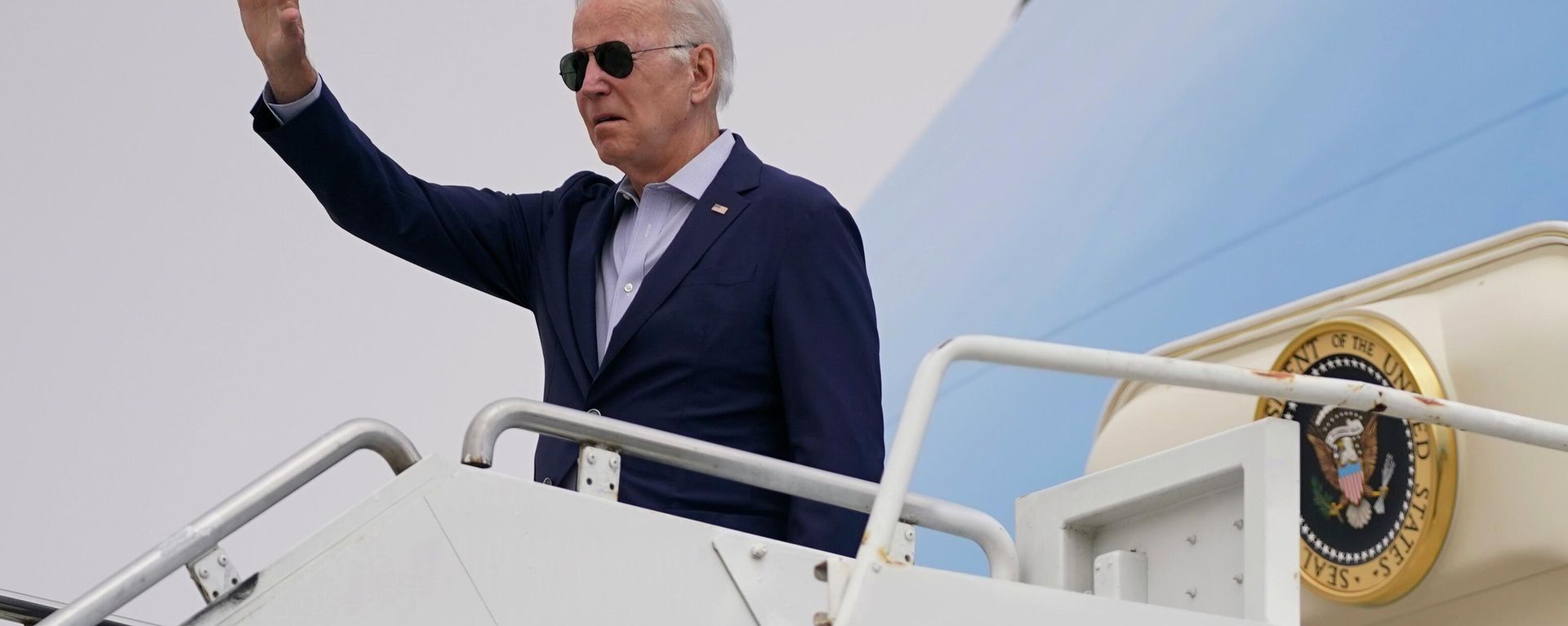 President Joe Biden boards Air Force One at Los Angeles International Airport after attending the Summit of the Americas, Saturday, June 11, 2022, in Los Angeles.  - Sputnik International, 1920, 26.08.2022