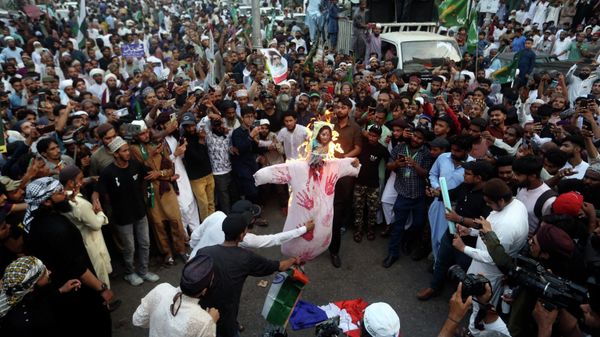 Supporters of a Pakistani religious group burn an effigy depicting former Bharatiya Janata Party spokeswoman Nupur Sharma during a demonstration to condemn derogatory references to Islam and the Prophet Muhammad recently made by Sharma, Friday, June 10, 2022, in Karachi, Pakistan. Supporters of a Pakistani religious group burn an effigy depicting former Bharatiya Janata Party spokeswoman Nupur Sharma during a demonstration to condemn derogatory references to Islam and the Prophet Muhammad recently made by Sharma, Friday, June 10, 2022, in Karachi, Pakistan. - Sputnik International