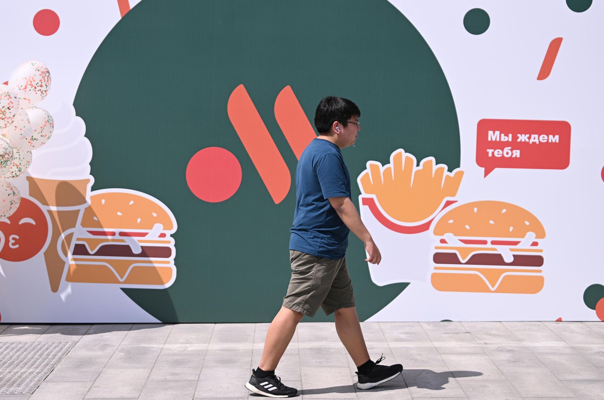 A boy walks past an ad board of a new fast-food chain on Malaya Bronnaya street, in Moscow, Russia. The new chain of restaurants based on McDonald's is going to be called Vkusno i tochka (Delicious and that's it!) A boy walks past an ad board of a new fast-food chain on Malaya Bronnaya street, in Moscow, Russia. The new chain of restaurants based on McDonald's is going to be called Vkusno i tochka (Delicious and that's it!) - Sputnik International, 1920, 12.06.2022