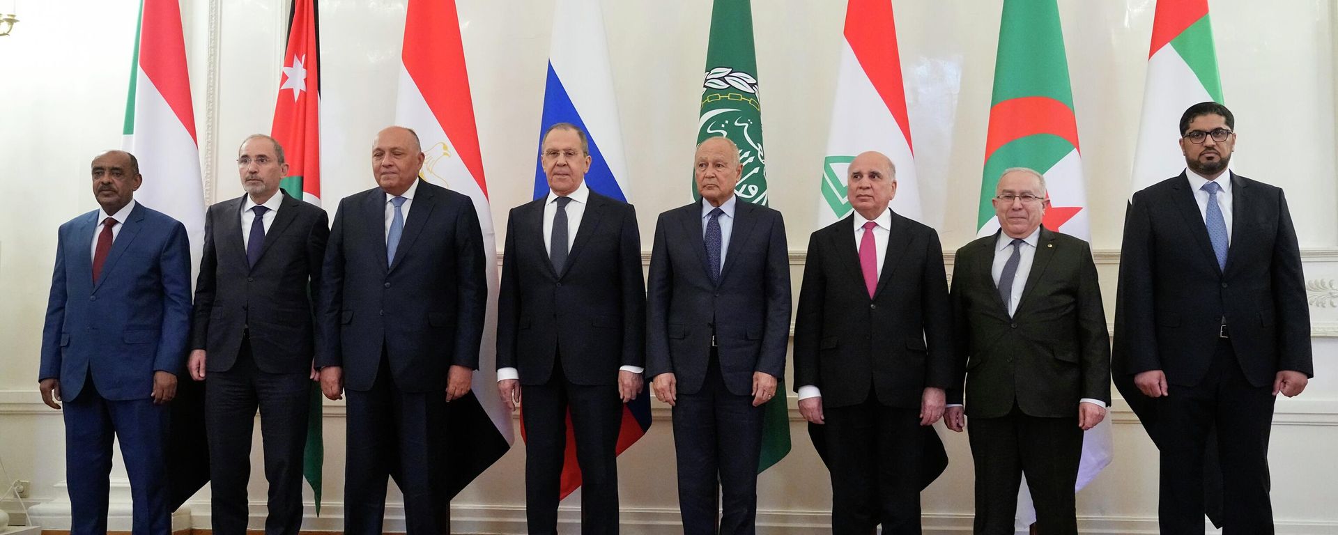 Russian Foreign Minister Sergey Lavrov, 4th left, and the Secretary General of the League of Arab States Ahmed Aboul Gheit, 4th right, pose for a photo with representatives of Arab League nations prior to their talks in Moscow, Russia, Monday, April 4, 2022.  - Sputnik International, 1920, 17.06.2023