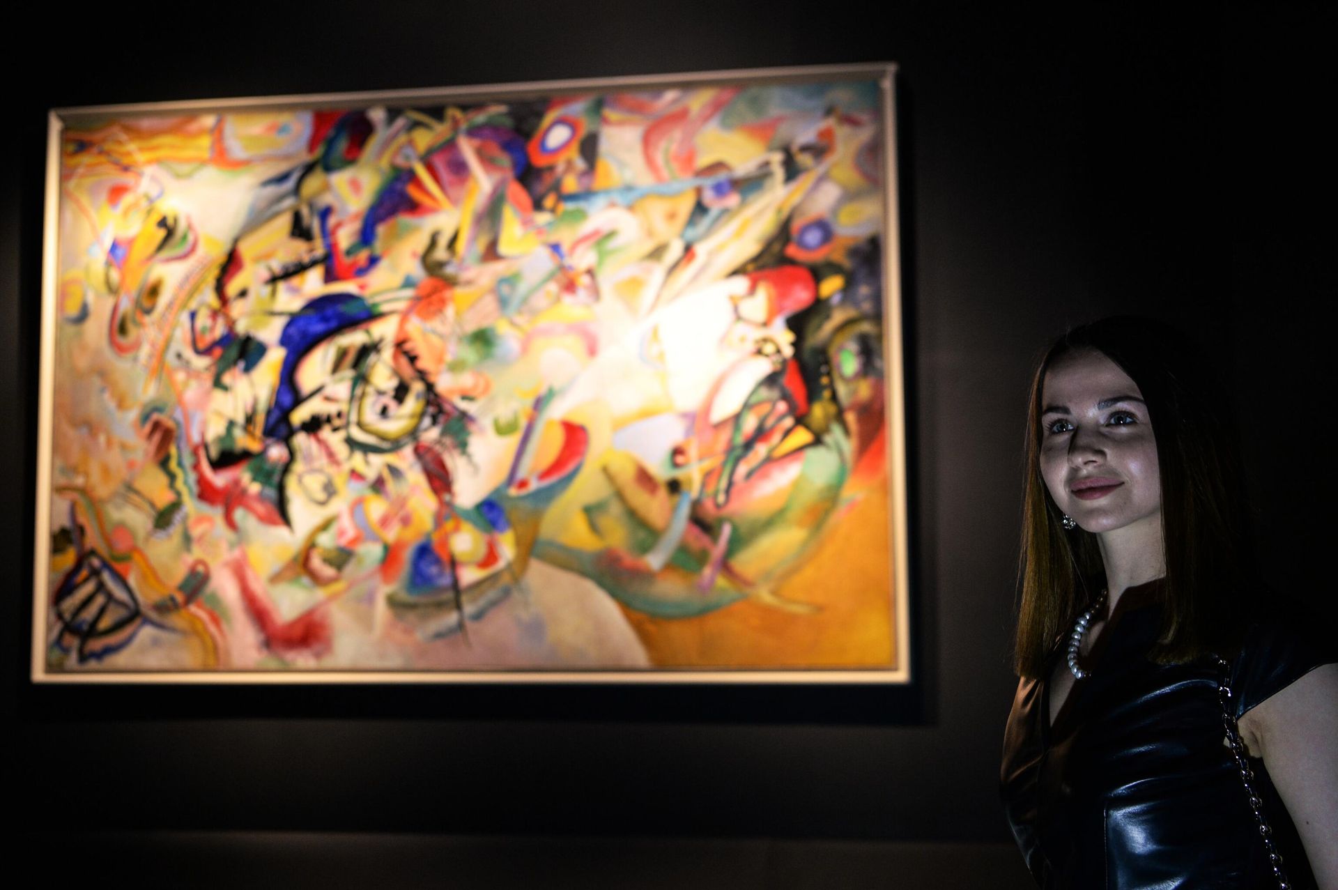 A visitor of Wassily Kandinsky's exhibition Counterpoint in Tretyakov Gallery on Krymsky Val  - Sputnik International, 1920, 22.12.2022