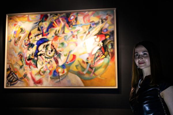 A visitor of Wassily Kandinsky's exhibition "Counterpoint" in Tretyakov Gallery on Krymsky Val. - Sputnik International