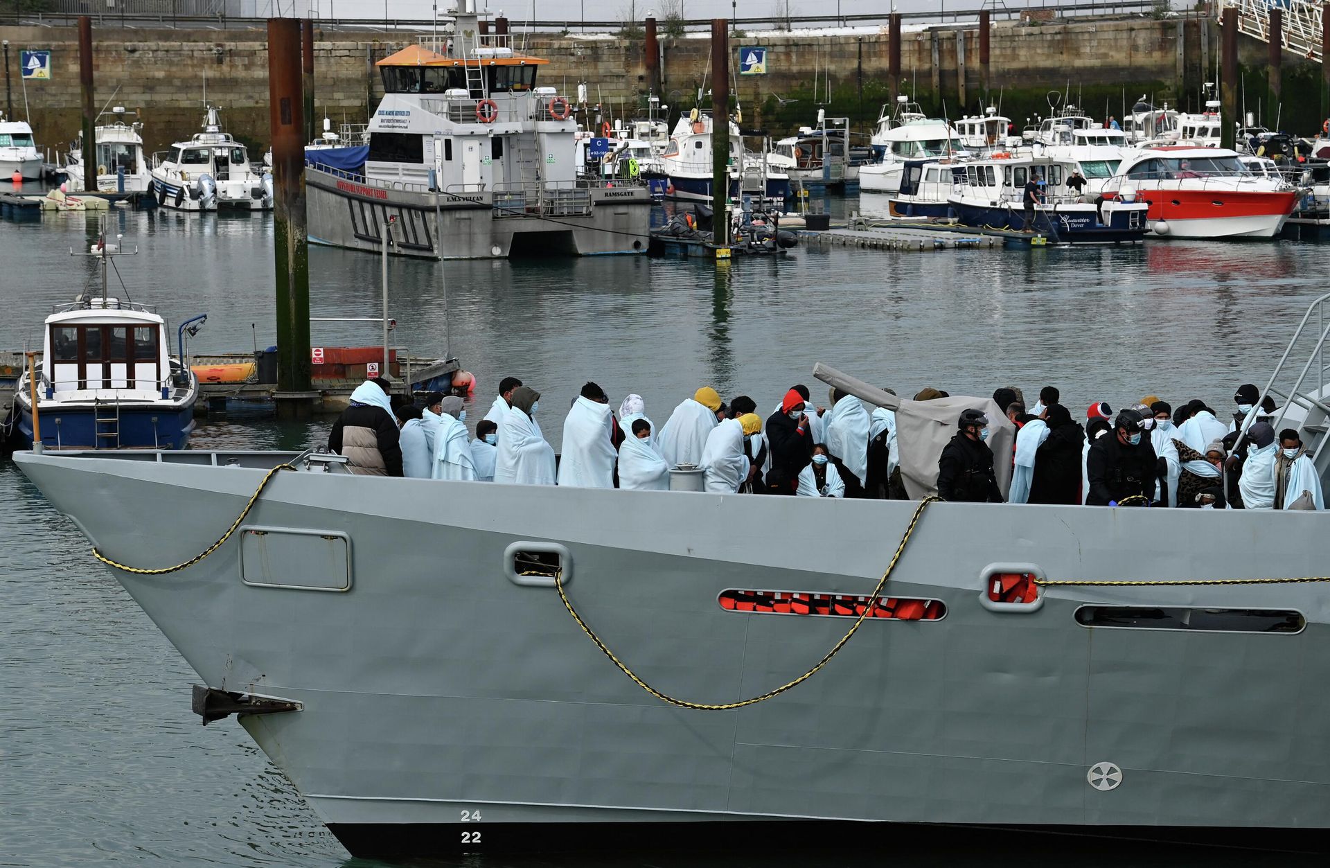 Migrants huddle together under blankets, brought to port by the UK Border Force after being picked up crossing the English Channel from France on April 14, 2022 - Sputnik International, 1920, 15.06.2022