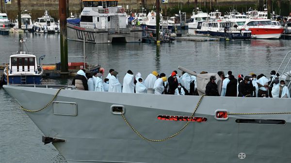 Migrants huddle together under blankets, brought to port by the UK Border Force after being picked up crossing the English Channel from France on April 14, 2022 - Sputnik International