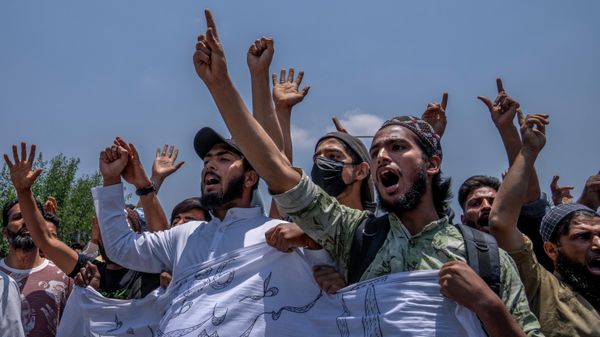 Kashmiri traders shout Islamic slogans during a protest against Nupur Sharma, a spokesperson of governing Hindu nationalist party over her remarks about Prophet Mohammed, during a protest in Srinagar, Indian controlled Kashmir, Friday, June 10, 2022 - Sputnik International