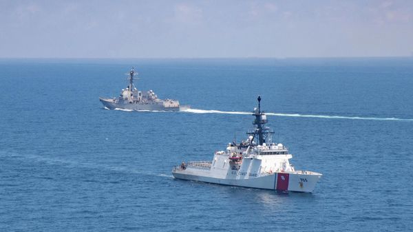 FILE - In this Aug. 27, 2021, file photo provided by U.S. Coast Guard, Legend-class U.S. Coast Guard National Security Cutter Munro (WMSL 755) transits the Taiwan Strait during a routine transit with Arleigh Burke class guided-missile destroyer USS Kidd (DDG 100) - Sputnik International