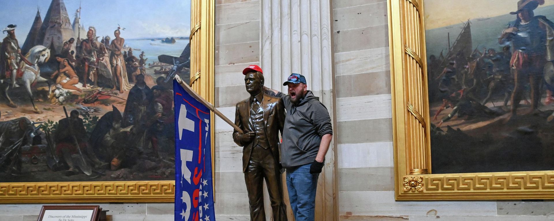 Supporters of US President Donald Trump enter the US Capitol's Rotunda on January 6, 2021, in Washington, DC - Sputnik International, 1920, 16.06.2022