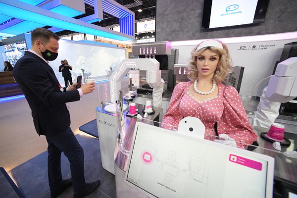 Human-like robot 'Dunyasha' displayed at the Saint Petersburg International Economic Forum. - Sputnik International